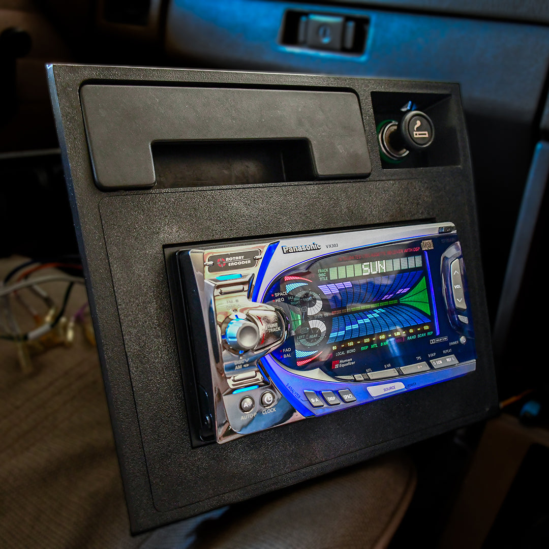 Nissan R31 Skyline - Radio Surround