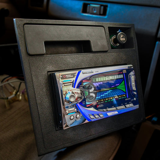 Nissan R31 Skyline - Radio Surround