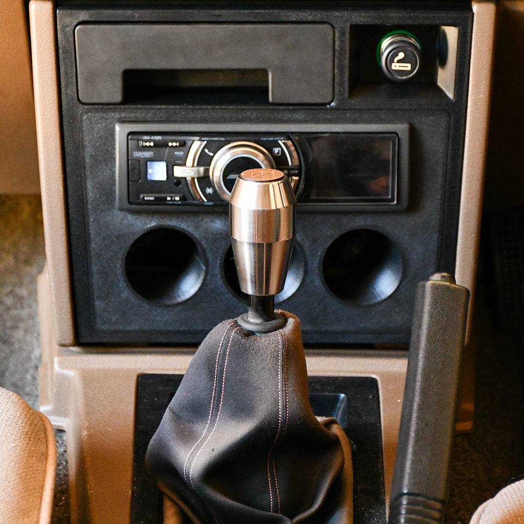 Nissan R31 Skyline - Radio Surround