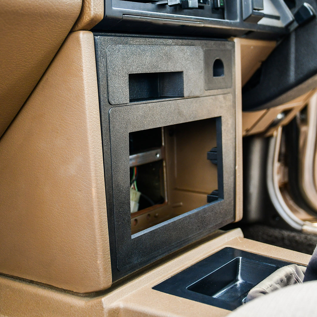 Nissan R31 Skyline - Radio Surround