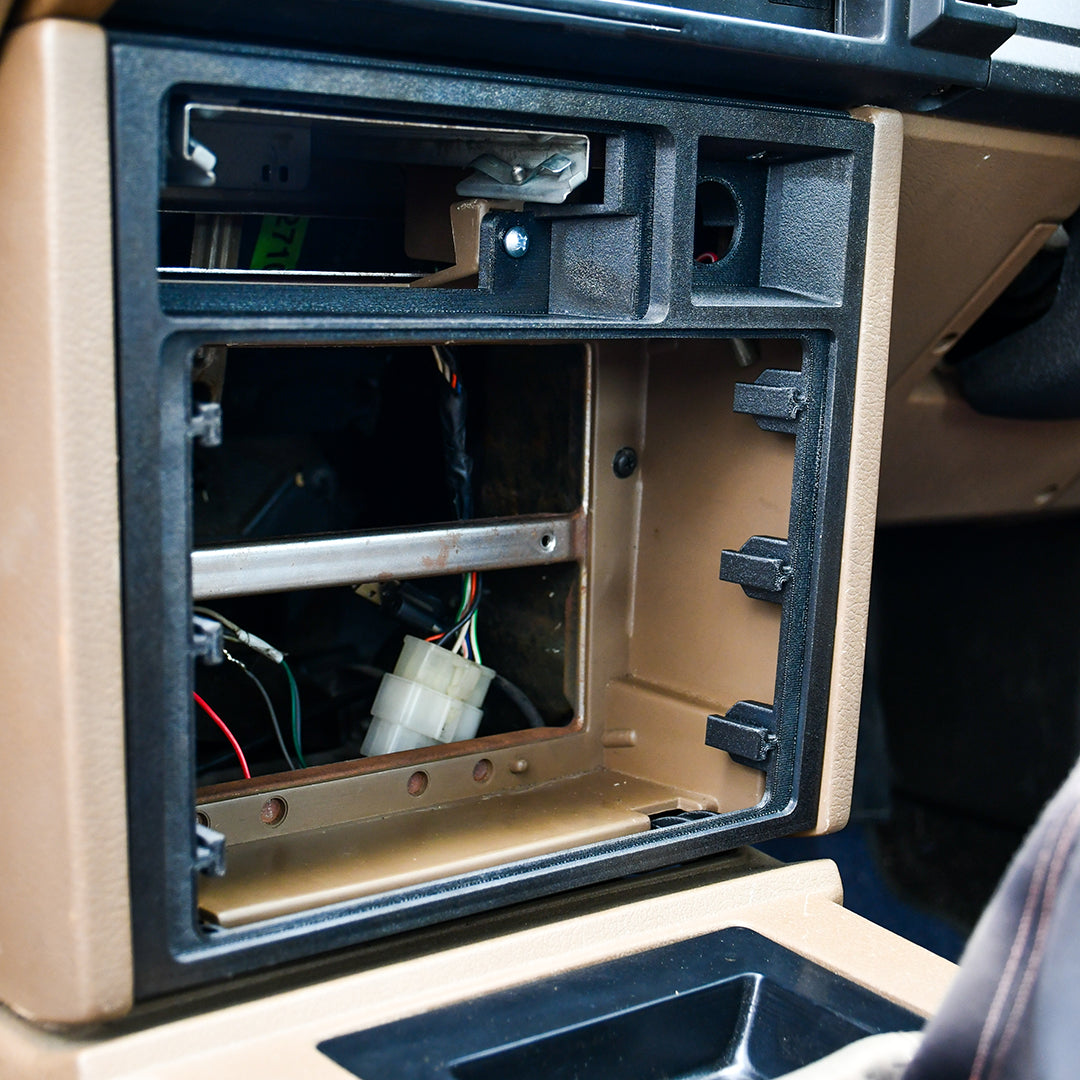 Nissan R31 Skyline - Radio Surround