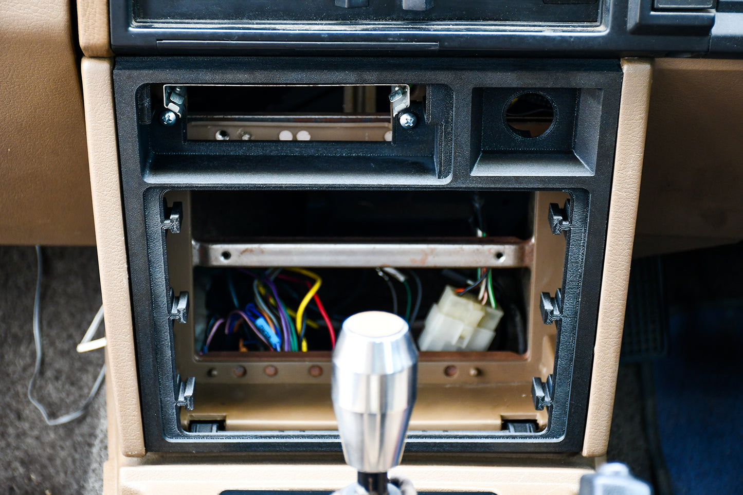 Nissan R31 Skyline - Radio Surround