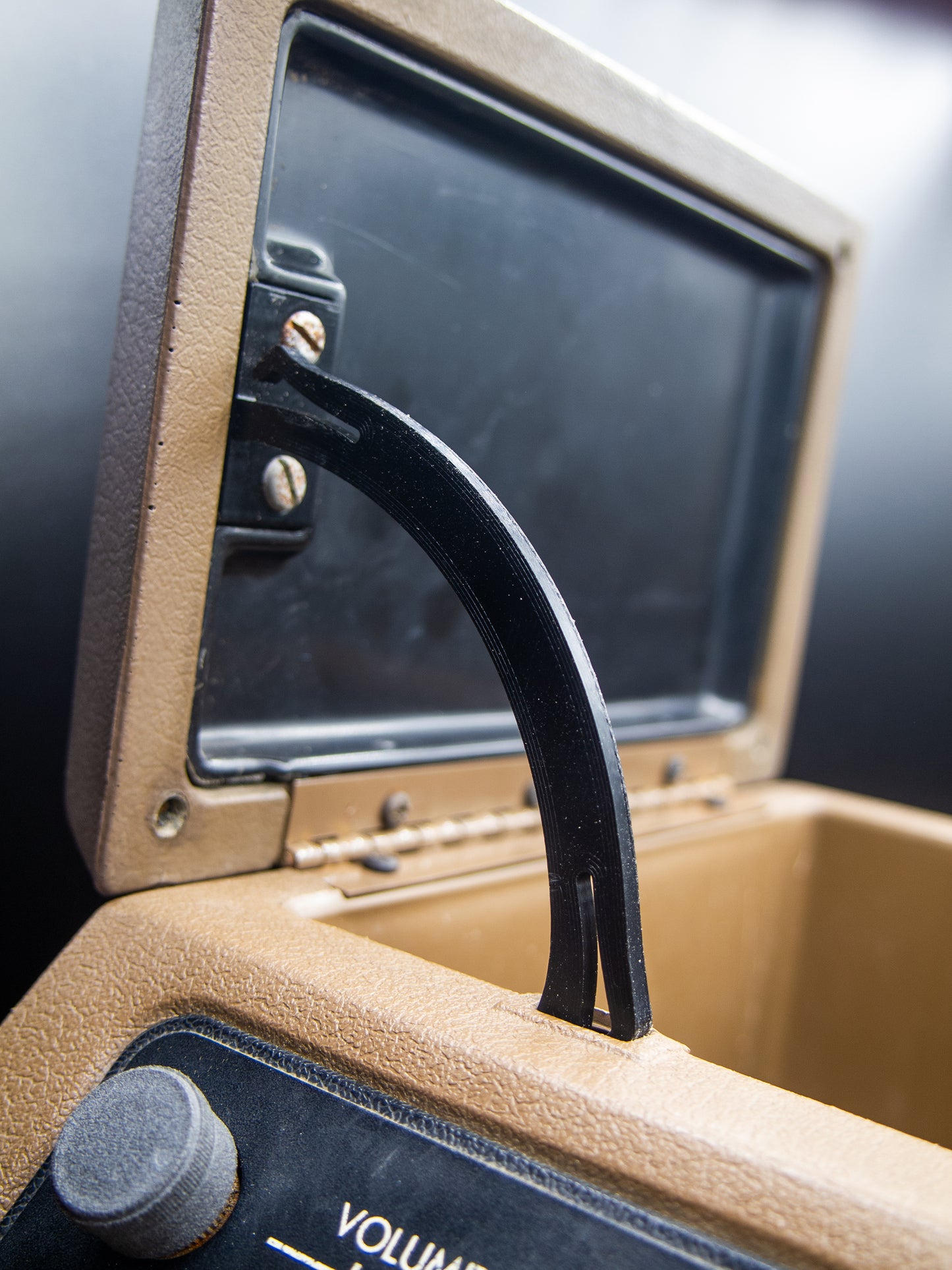 Nissan R31 Skyline - Centre Console Lid Mechanism